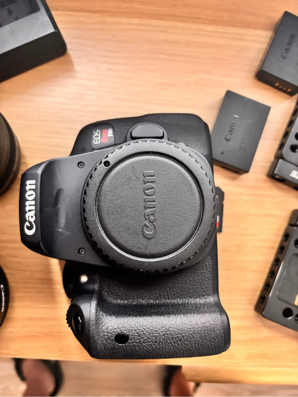 Compact Black Mirrorless Camera with Flip LCD - Black